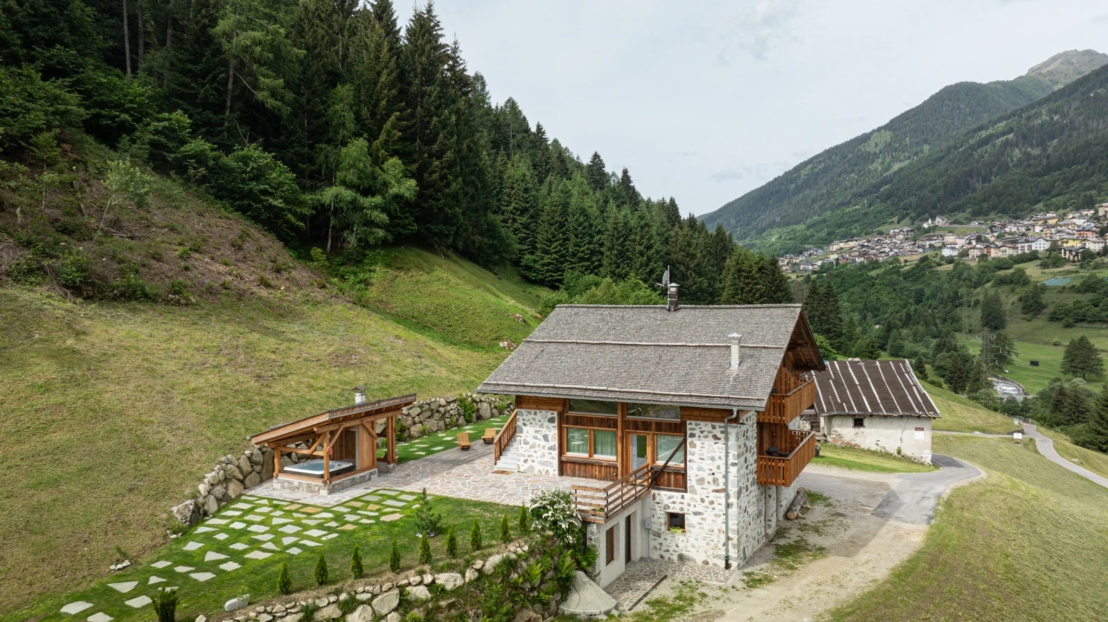 Lòni Lodge: eleganti appartamenti in una baita di montagna immersa nella natura a due passi dal paese di Vermiglio, nella splendida Val di Sole in Trentino Lòni Lodge: eleganti appartamenti in una baita di montagna immersa nella natura a due passi dal paese di Vermiglio, nella splendida Val di Sole in Trentino